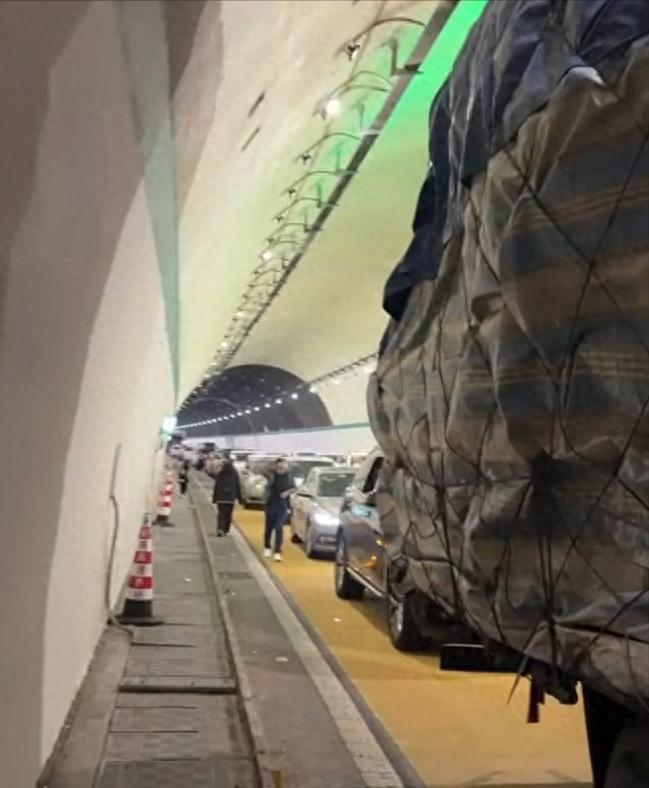 原地或将是史上来得最早的春运超级大堵车ayx爱游戏app体育网友：5小时还在(图2)