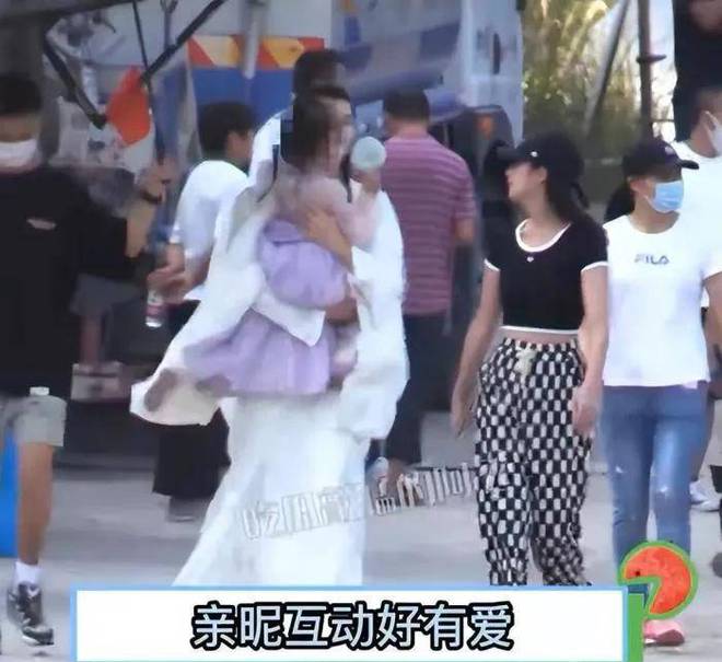 庭日常女儿小月可爱造型引发热议！爱游戏app最新登录入口颖儿晒家(图2)