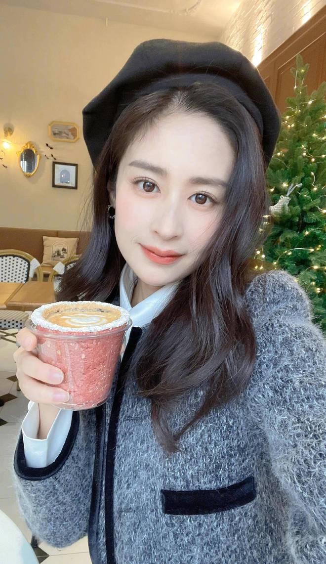 庭日常女儿小月可爱造型引发热议！爱游戏app最新登录入口颖儿晒家(图5)