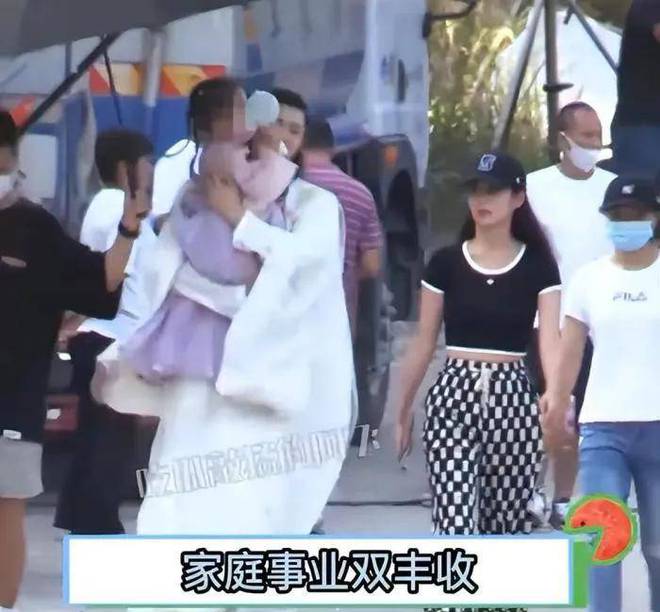 庭日常女儿小月可爱造型引发热议！爱游戏app最新登录入口颖儿晒家(图7)