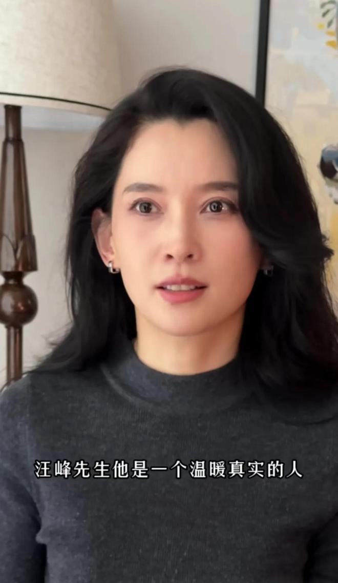 片才明白她为何要牙齿矫正了判若两人爱游戏app森林北旧照被扒看完照(图4)
